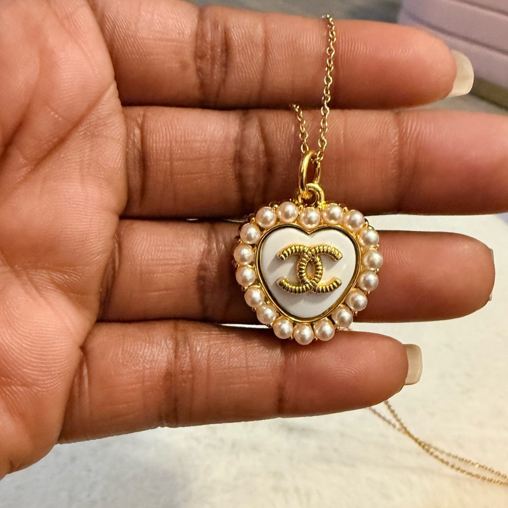 Elegant Gold and White Heart Pendant Necklace